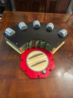 Thomas & Friends Wooden Railway Roundhouse + Action Turntable train Accessories